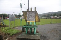 Voetbalveld midden in het dorp met monumentje voor???