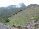 De berg achter de landbouwterrassen heet Machu Picchu (= Oude Berg), niet de tempelsite op zich