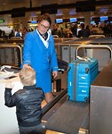 Bas z'n hulp is hard nodig met het plakken van stickers, zodat de koffers naar Kaapstad gaan!