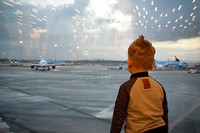 Wat een grote vliegtuigen allemaal. Bas vindt de KLM toestellen het allermooiste!