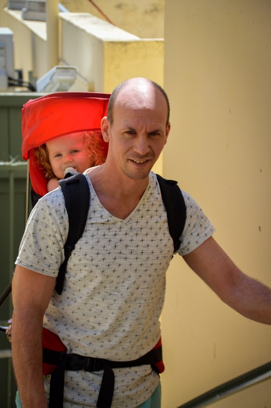Heerlijk op papa's rug het Bo Kaap museum bezoeken.