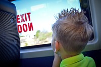 Bas bekijkt alles tijdens de tour en uitleg in de bus