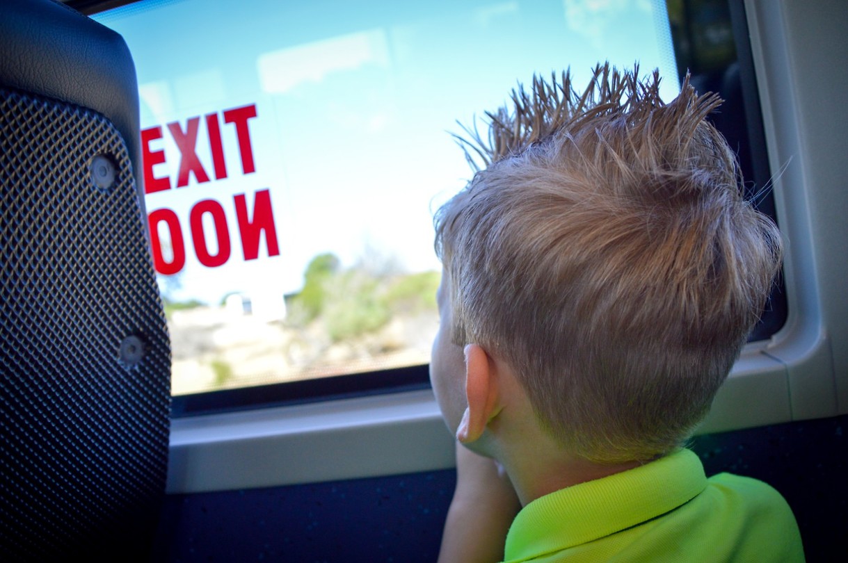 Bas bekijkt alles tijdens de tour en uitleg in de bus