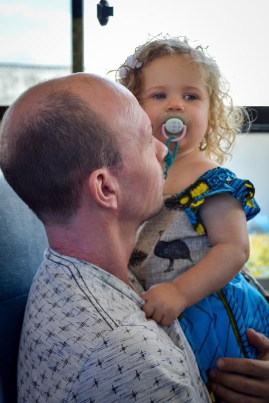 Anne vermaakt zich prima tijdens de tour in de bus.