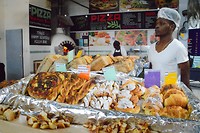Op de foodmarket in Hout bay kopen we broodjes en lekkers voor onze picknick
