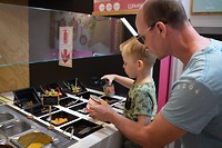 Zelf ijs uit de ijsmachine halen en vervolgens versieren met allerlei soorten toppings.