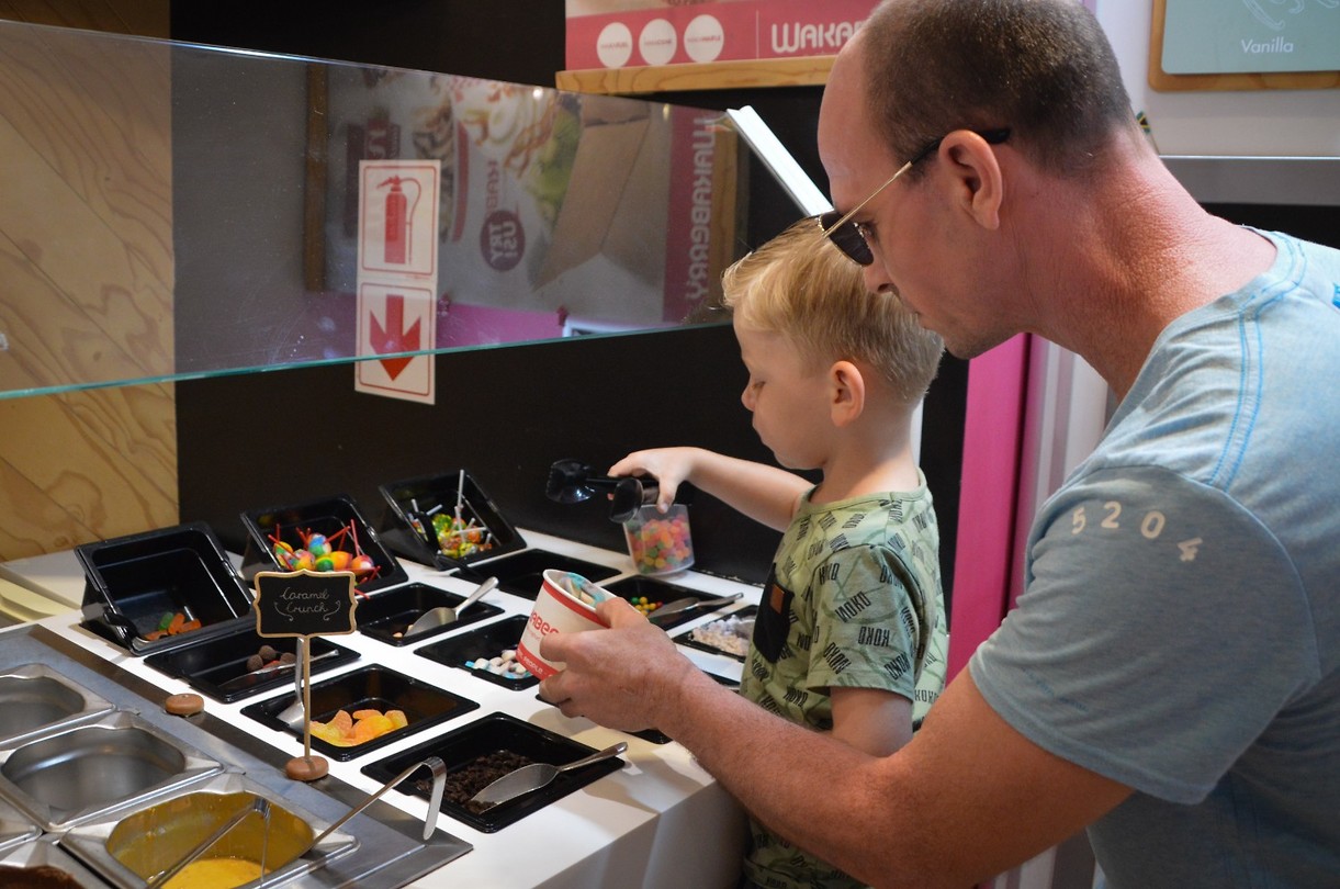 Zelf ijs uit de ijsmachine halen en vervolgens versieren met allerlei soorten toppings.