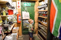 Bas kijkt z'n ogen uit in Oom Samie se winkel