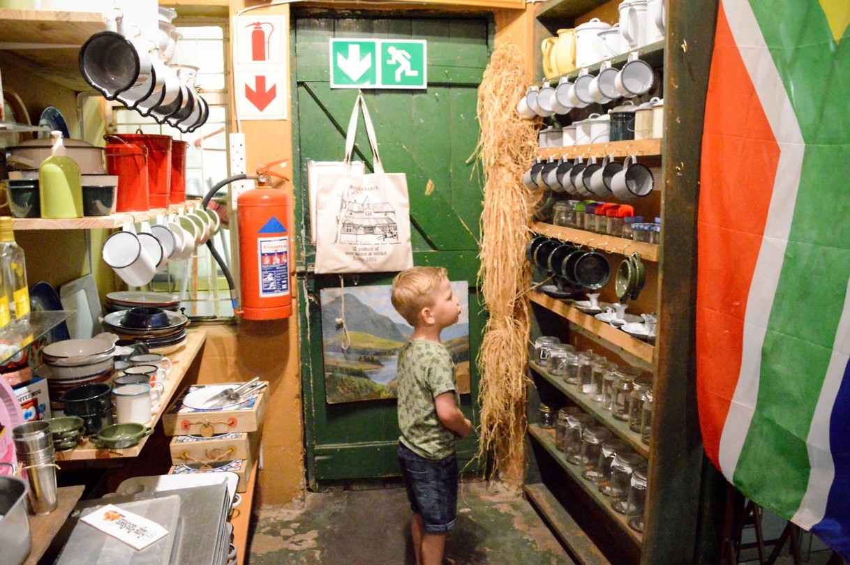 Bas kijkt z'n ogen uit in Oom Samie se winkel