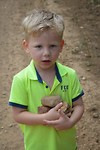 Bas met z'n stenen. De natuur zorgt voor het grootste speelplezier!