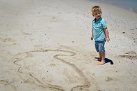 Bas tekent een schatkaart in het zand
