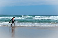 Een voorbijganger bij Wilderness beach