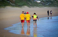 De lifeguards hebben het druk op Wilderness beach