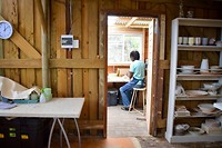 De kunstenaar waar wij een beeldje bij gekocht hebben aan het werk in zijn atelier