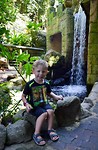Bas is trots! Hij heeft de waterval, welke in het boekje staat, gevonden!