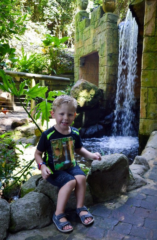 Bas is trots! Hij heeft de waterval, welke in het boekje staat, gevonden!
