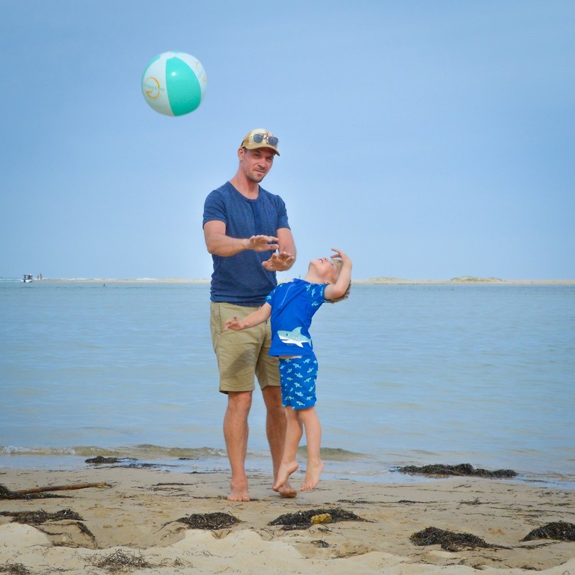 Voetballen met papa bij Keurboomslagoon