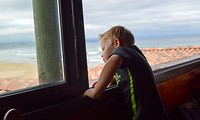 Bas geniet van het uitzicht over het strand tijdens het eten
