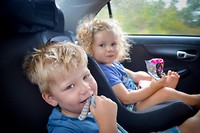 Bas en Anne met pyjama's aan op safari!