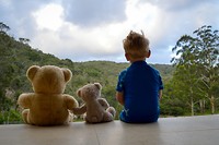 Bas speelt met de knuffelberen die in het huisje wonen