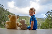 Bas speelt met de knuffelberen die in het huisje wonen