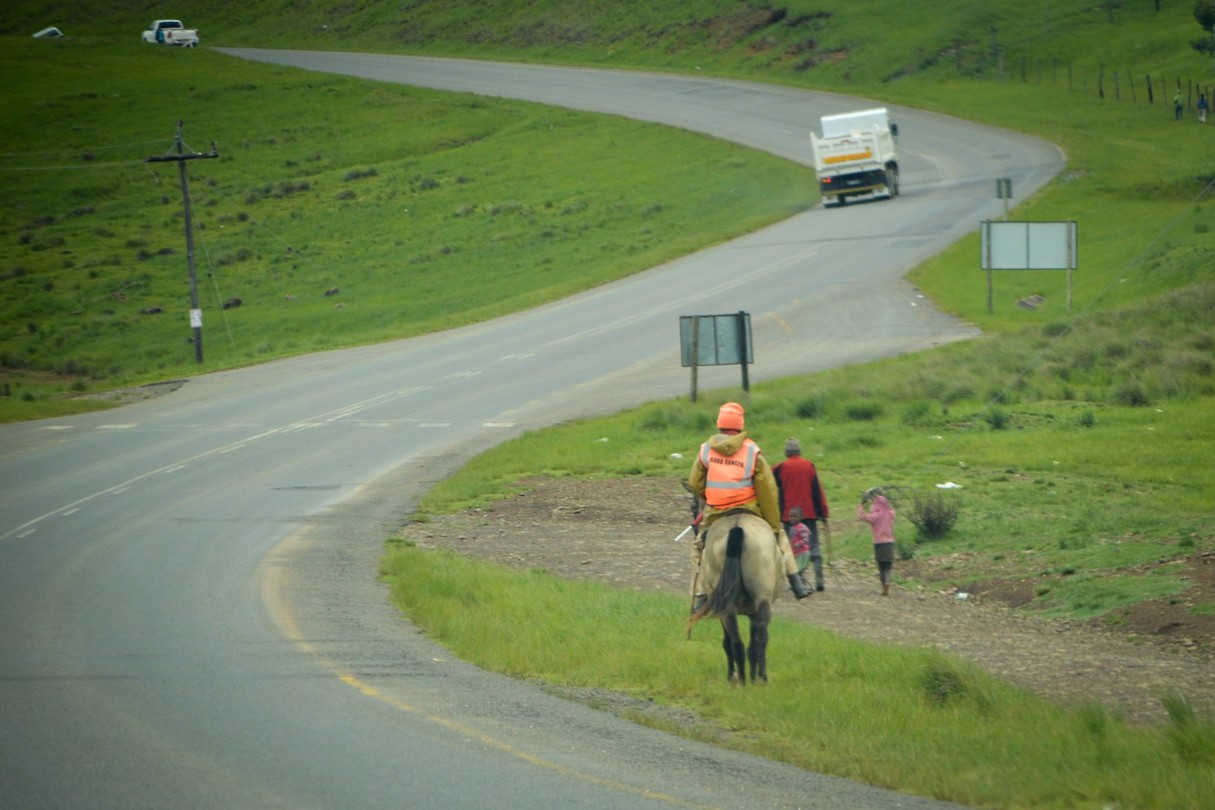Onderweg komen we een road ranger te paard tegen.