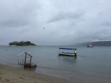 Het eilandje Hidaway met ferry op de voorgrond en slechtweer.