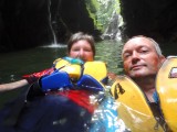 Al zwemmend een selfie, met waterval