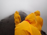 op de rand staande houden in wind en regen tot het donker werd