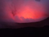lava in vulkaan kleurt wolken rood