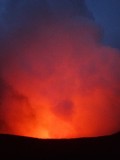 lava in vulkaan kleurt wolken rood