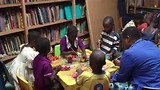 Rupsen en vlinders maken van eierdozen.