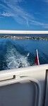 Halverwege het meer, ligt de grens met Frankrijk