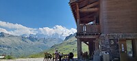 De refuge met op de achtergrond de Mont Blanc.