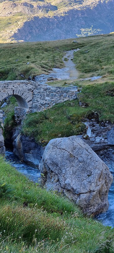 Over die brug hier....