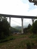 Hoog viaduct autoweg Madrid naar Coruna