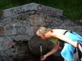H lest haar dorst uit een bron