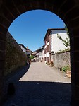 Door de poort