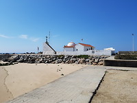 Kleine kerk aan de oceaan