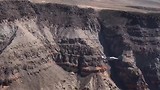 Straaljager vliegt door de Canyon in Death Valley