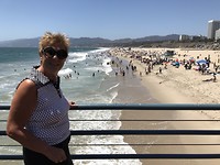 Op de pier met brede strand