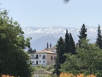 Uitzicht met op de achtergrond de bergen van de Sierra Nevada