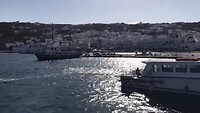 Drukte bij het aanmeer punt in Mikonos