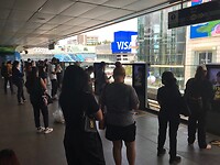 Allemaal gedisciplineerd in de rij voor de sky-train