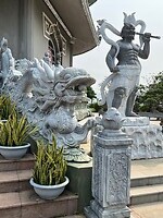 Geweldige beeldhouwwerken rondom de pagode