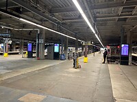 Vertrekhal station Boston, veul beton