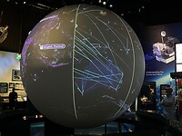 Aarde omringt door satellieten en verkeersroutes en navigatie satellieten