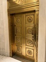 Indrukwekkende deur van de lift