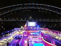 Het zwembad super gaaf verlicht met op de achtergrond de Harbour bridge