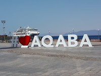 I love Aqaba met op de achtergrond onze boot de Sea Princess